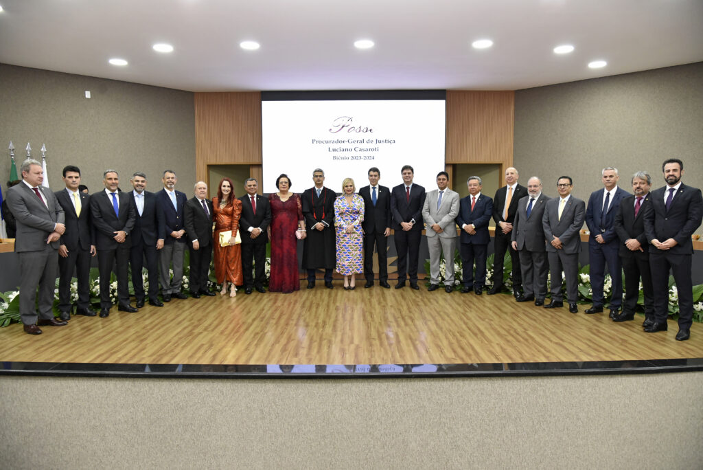 Na imagem, o procurador-geral de justiça, Eduardo Nicolau, ao lado de 20 procuradores-gerais do Ministério Público brasileiro, dispostas em cima de um palco, em semi-círculo