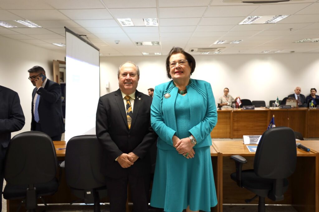 PGJ Eduardo Nicolau aparece de pé ao lado da PGJ da Bahia, Norma Angélica, presidente do CNPG