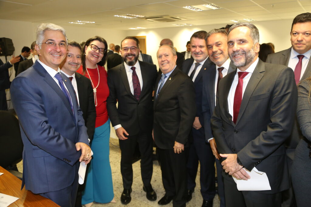 A imagem mostra o PGJ do Maranhão, Eduardo Nicolau, entre oito procuradores-gerais de justiça de outros estados, sendo uma mulher.