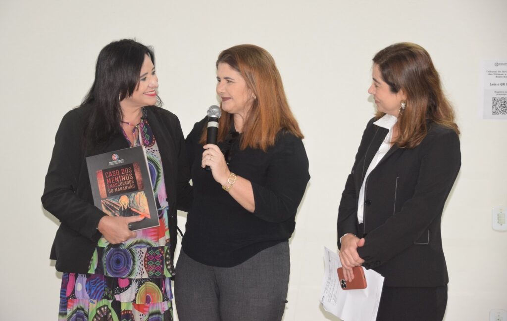 Gabriela Tavernard, titular da Comarca de Paço do Lumiar, entregou o livro “O Caso dos Meninos Emasculados do Maranhão" a Lúcia Callegari