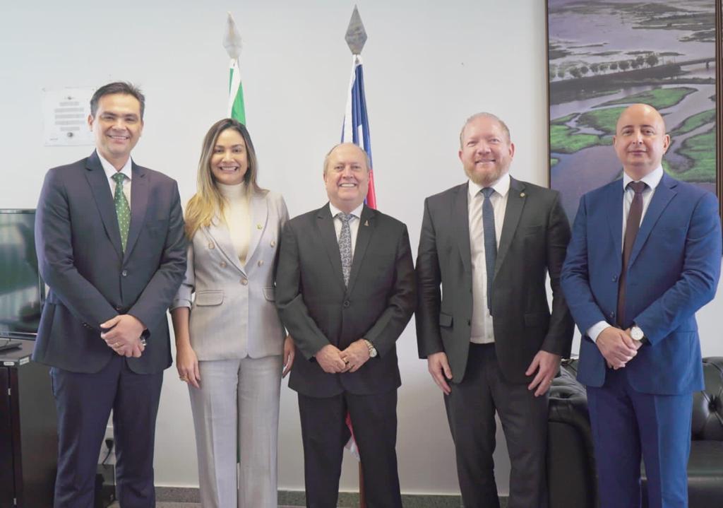 Imagem mostra cinco pessoas, sendo quatro homens e uma mulher. Ao centro, o procurador-geral de justiça, Eduardo Nicolau, do seu lado direito a senadora Ana Paula Lobato, do lado esquerdo o secretário Othelino Neto e nas pontas os promotores José Márcio Maia Alves e Luiz Muniz Rocha Filho. Todos estão de pé em uma sala 