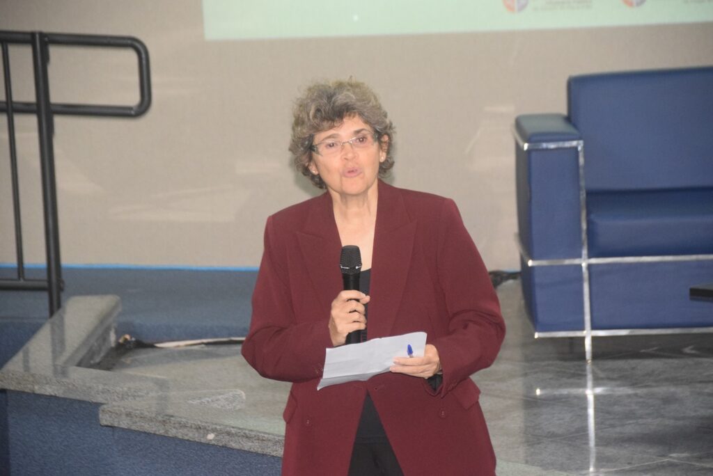 Ana Luiza Almeida Ferro apresentou o pronunciamento da diretora da Escola Superior, Karla Adriana Farias Vieira
