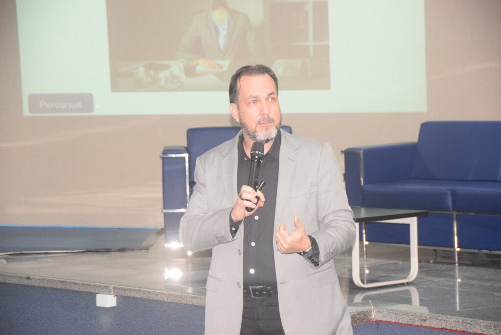 Psicanalista Wilson Moura discorreu sobre a síndrome de Burnout no auditório do Centro Cultural