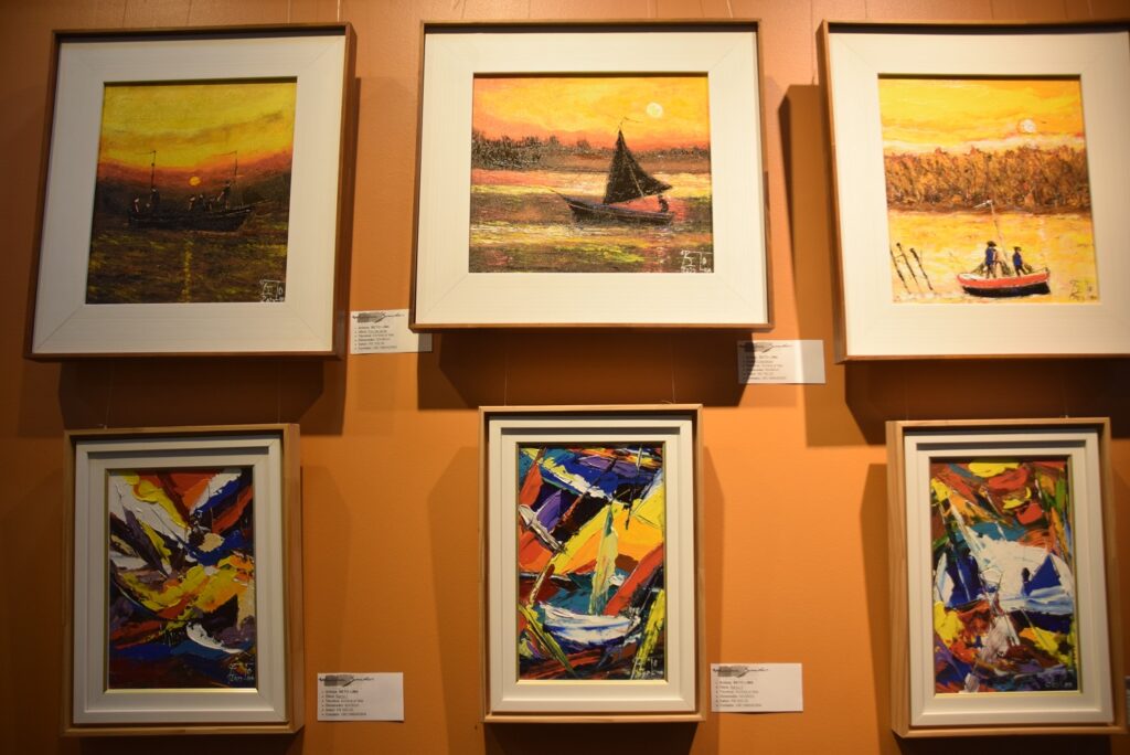 Diferentes séries de quadros da exposição