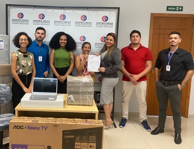 Notebook, mesas, cadeiras e TV foram doados à Creche Comunitária Tia Nyetta