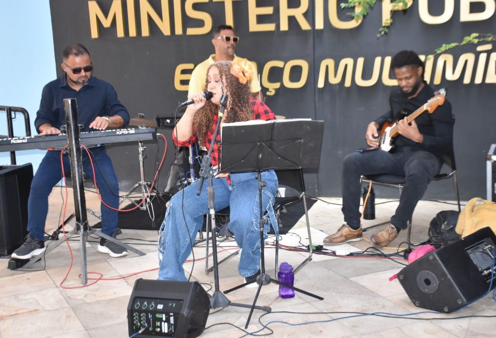 Cantora Vanessa Furtado e banda Longe Music interpretaram canções da música brasileira
