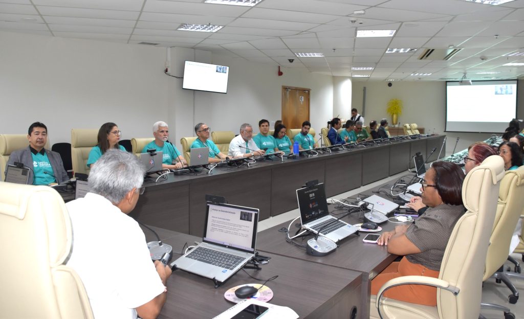 Integrantes da comissão acompanharam a apresentação dos dados