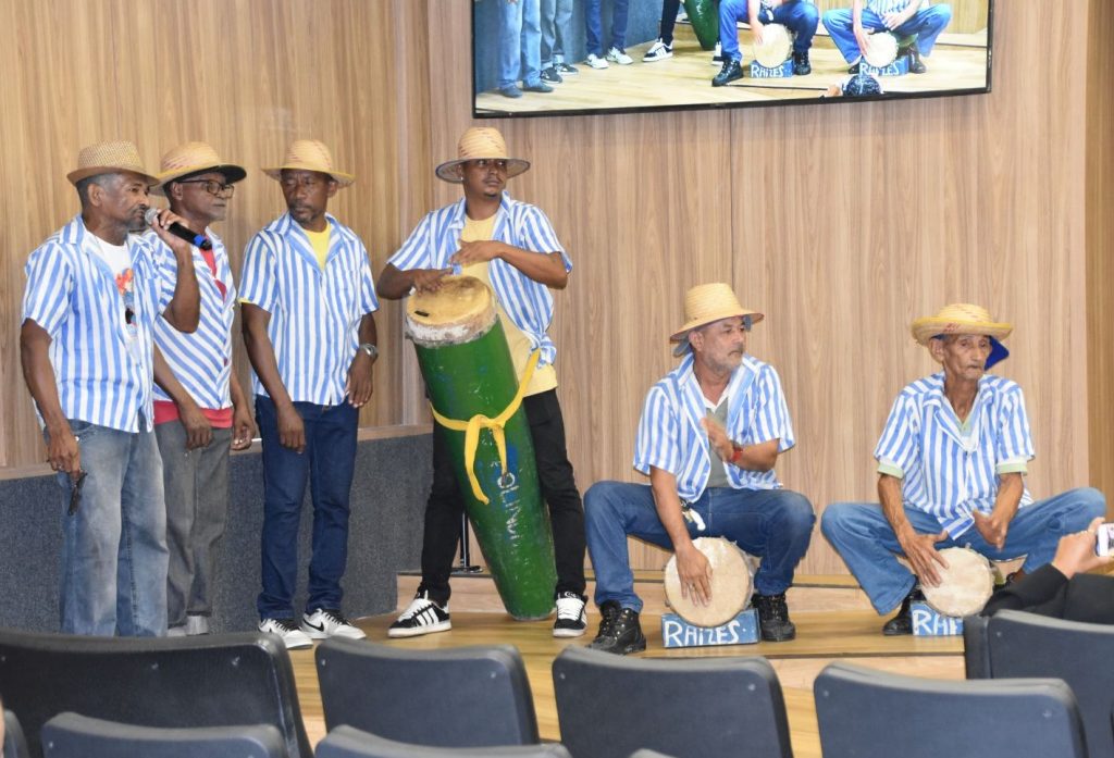 Tambor de crioula Raiz de Olinda Nova se apresentou no começo da audiência
