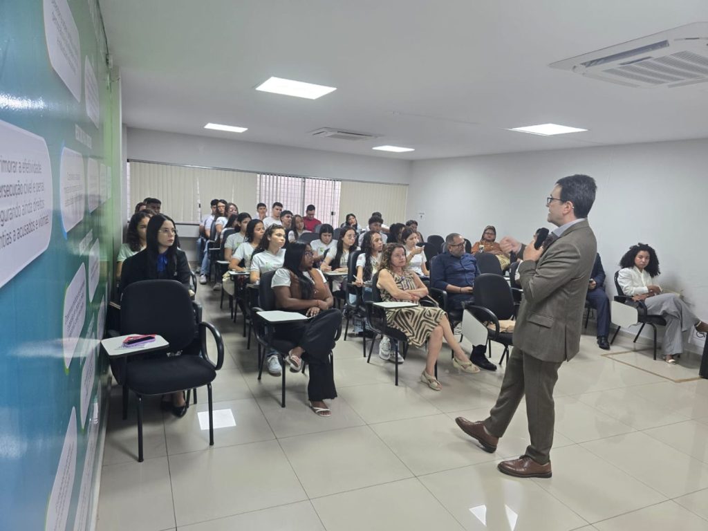 Promotor apresenta a instituição para os estudantes