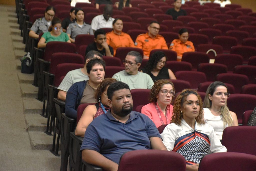 Profissionais da saúde, gestores, professores e estudantes acompanharam as exposições