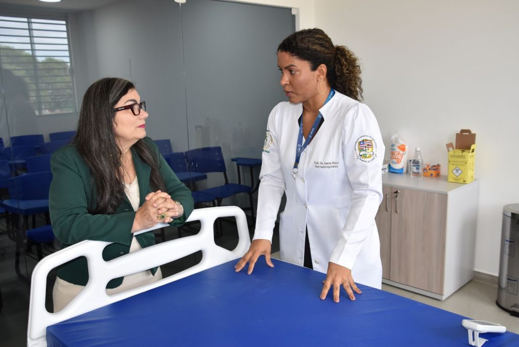 Diretora do curso de Medicina, Janaína Bentivi, acompanhou a inspeção