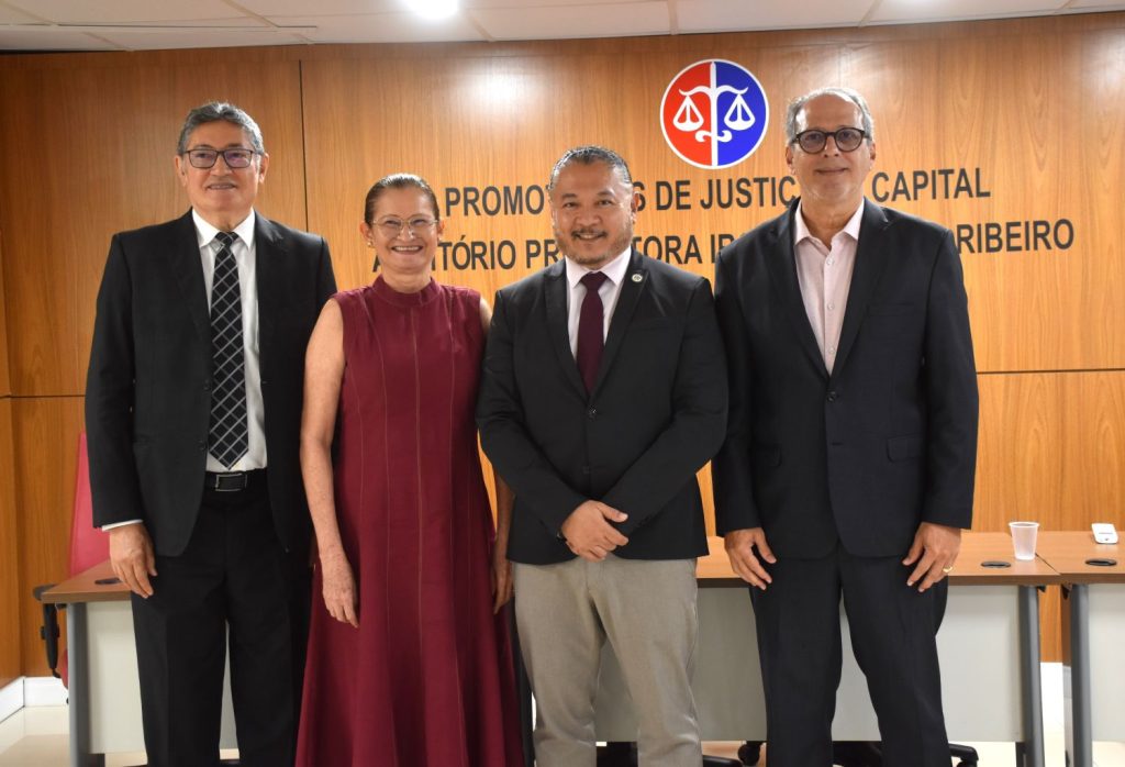 Membros da Comissão Eleitoral parabenizaram o diretor da Promocap pela recondução